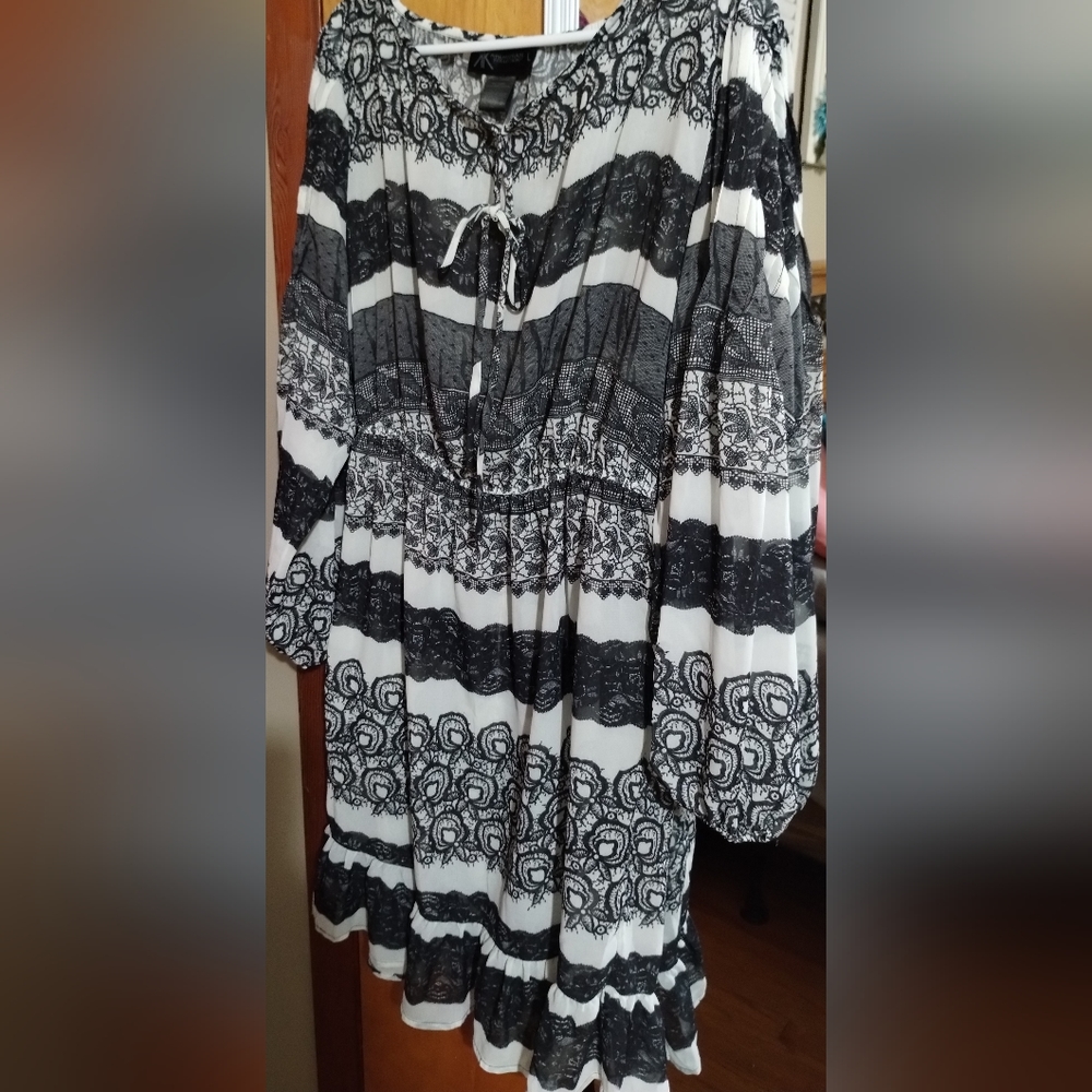 KARDASHIAN-BLACK/WHITE-LACE PRINT-LONG SLEEVE-LINED-PEASANT DRESS-SIZE-L